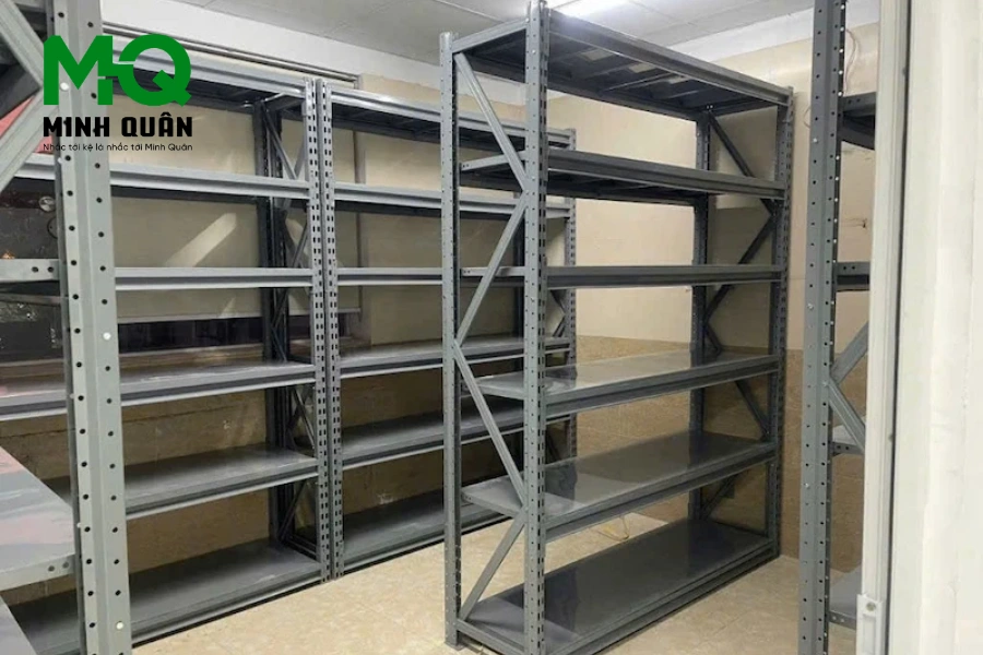 So Sánh Kệ V Lỗ và Kệ Trung Tải: Cách Chọn Loại Kệ Phù Hợp 