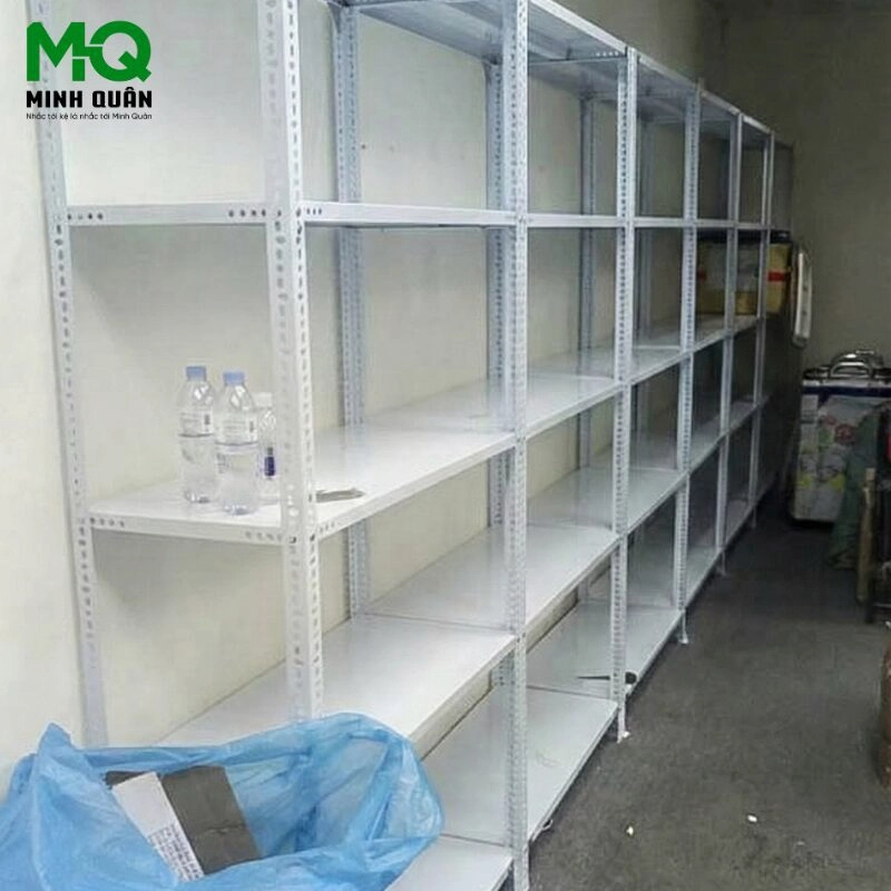 so sánh kệ V lỗ và kệ trung tải