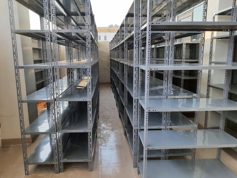 Lợi thế khi mua kệ sắt V lỗ tại Giá kệ Minh Quân