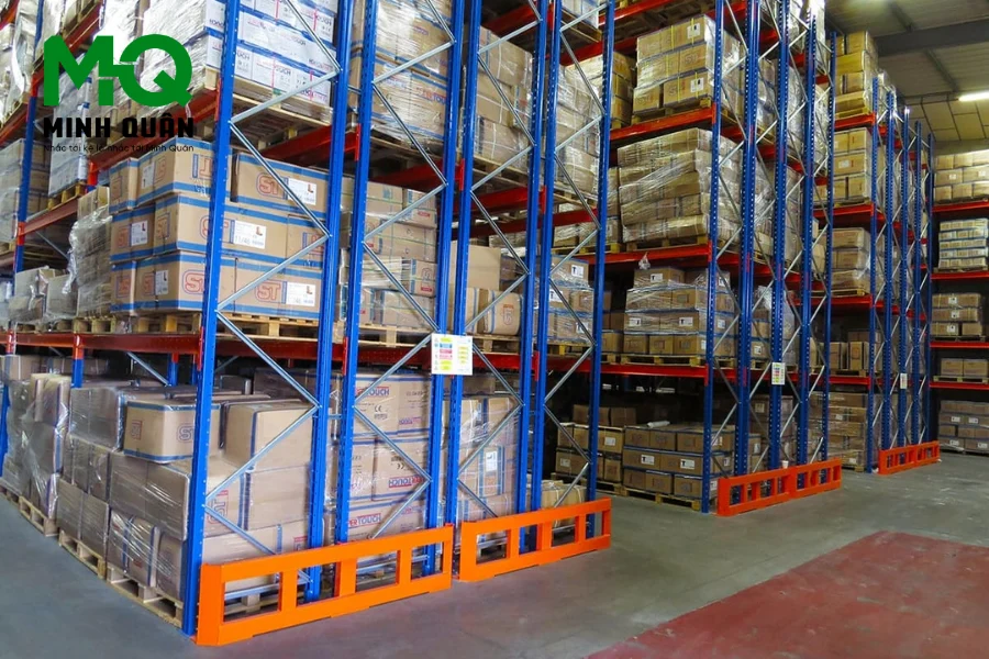 Cách Tính Tải Trọng Kệ Kho Hàng: Công Thức Quy Đổi Và Kiểm Tra An Toàn Kết Cấu