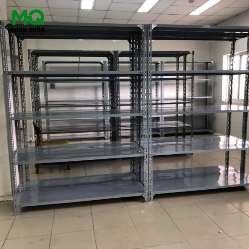 nên dùng kệ V lỗ hay kệ trung tải