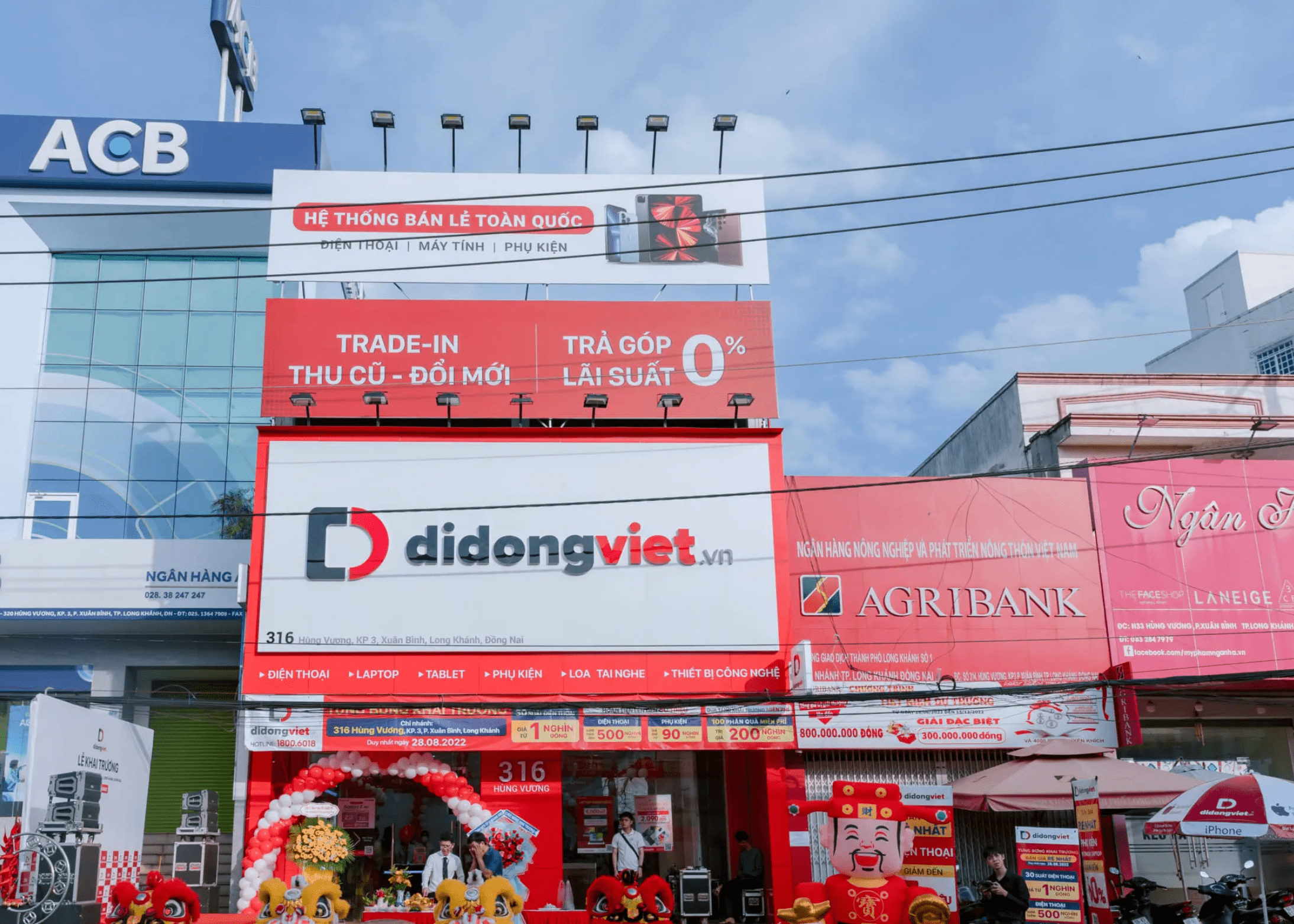 Lắp đặt kệ siêu thị tại Di Động Việt Long Khánh