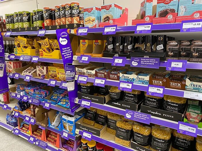 Cách để thẻ kho trên kệ để hàng